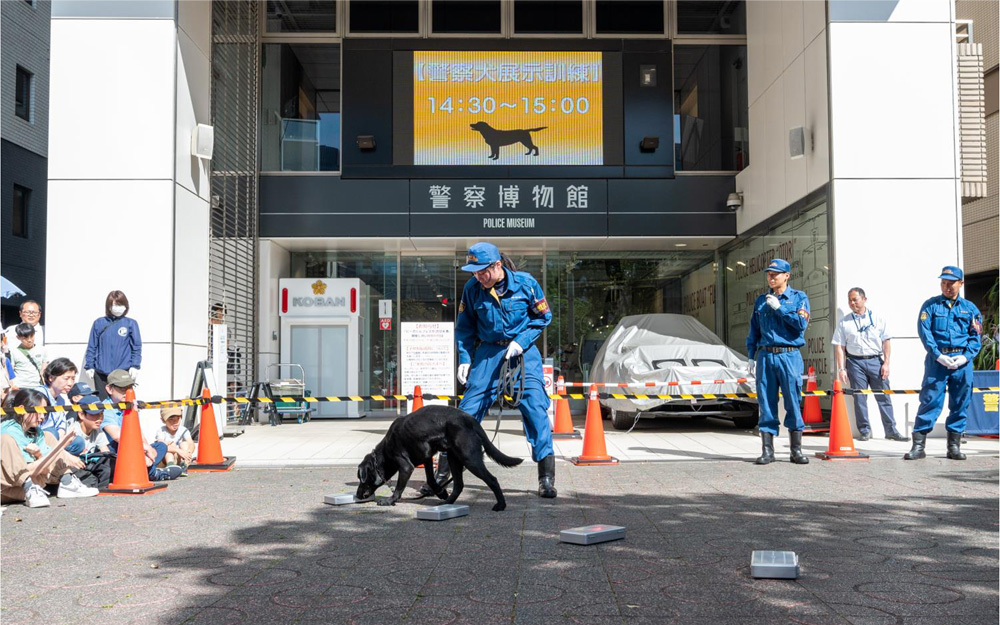 捜査や探索以外にも、イベントで警察犬の存在をアピールする「広報活動」も重要な任務だ（提供：警視庁）