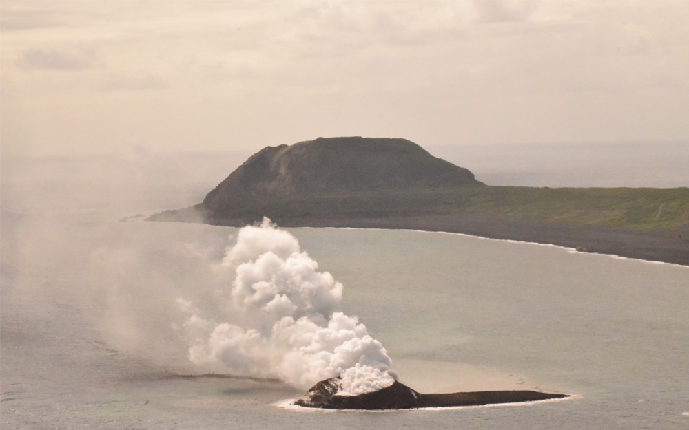 硫黄島の沿岸での海底火山が噴火する様子。この火山は現在は消失している（写真はすべて海上自衛隊提供）