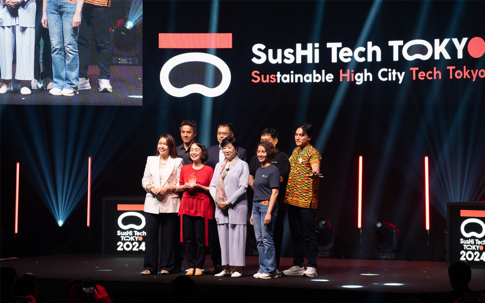 東京ビッグサイトで開催されたSusHi  Tech  Tokyo  ２０２４グローバルスタートアッププログラム・ピッチコンテストの表彰式において、ファイナリストたちと記念撮影（２０２４年５月１６日）