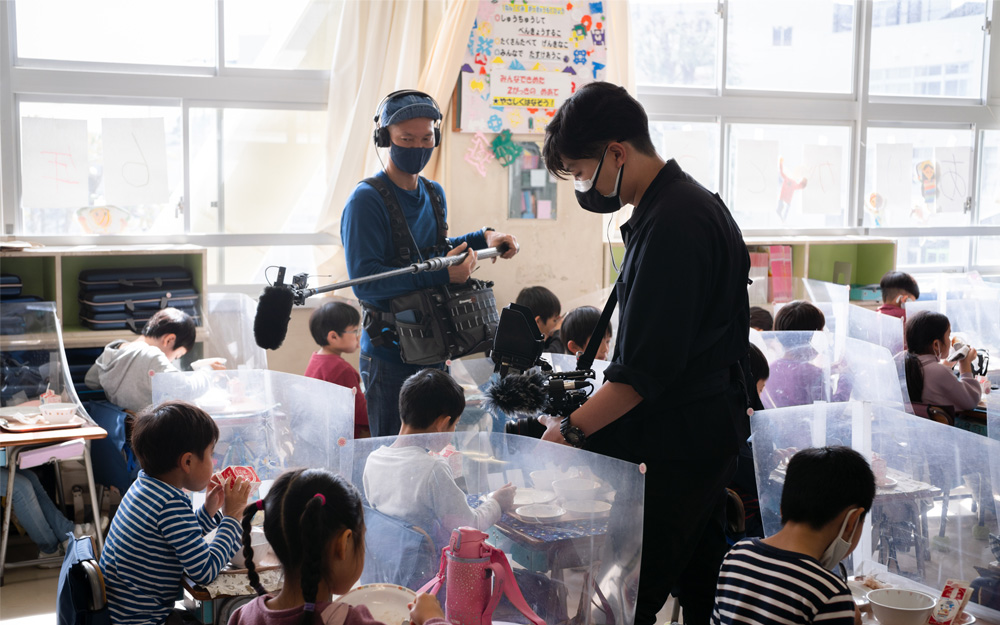 上）メイキングの様子。子供たちにとって“カメラがある”のは当然“という環境づくりを心がけた。